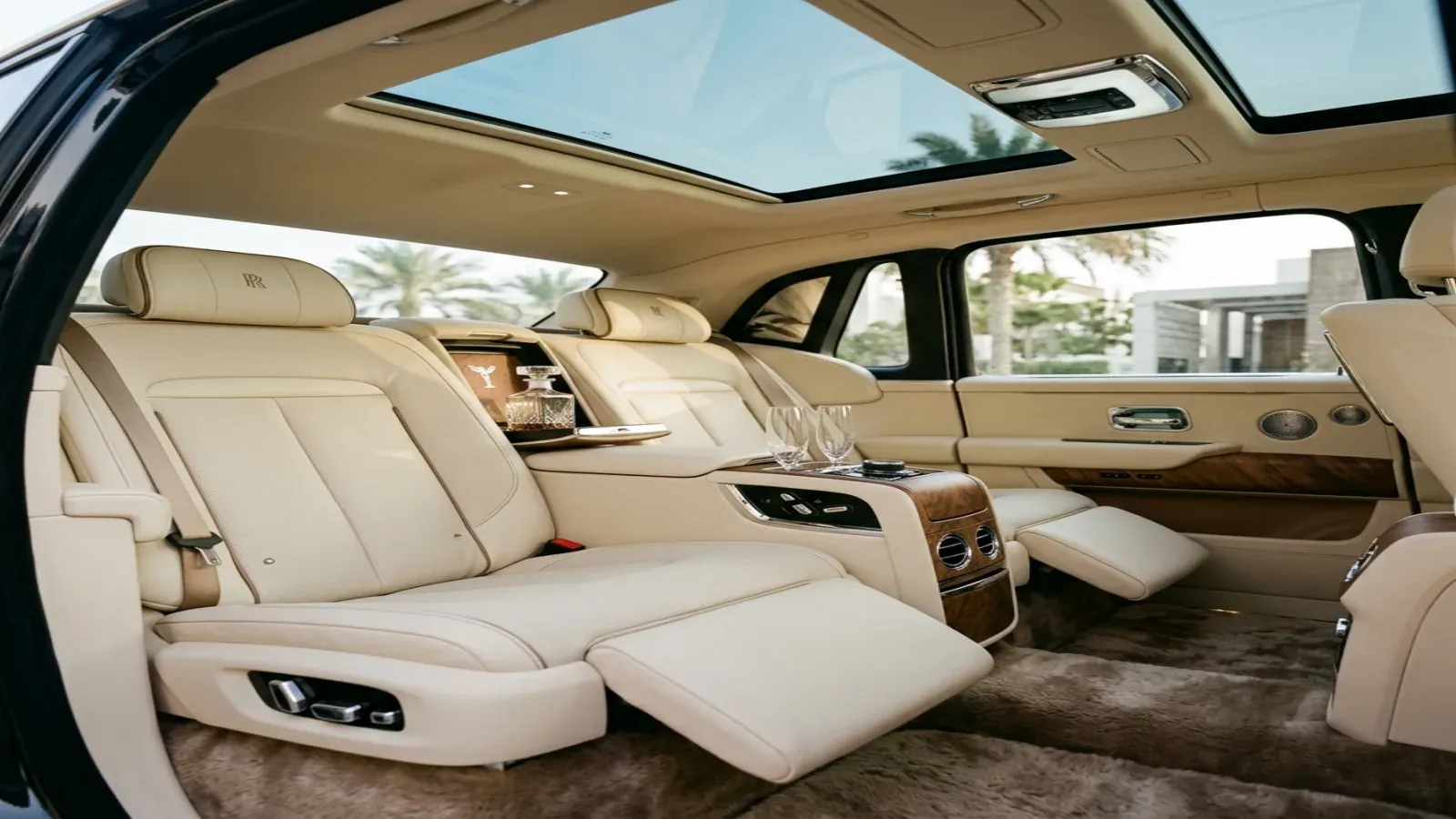 Роскошные кожаные задние сиденья Rolls-Royce Cullinan с достаточным пространством для семейных поездок в Дубае.