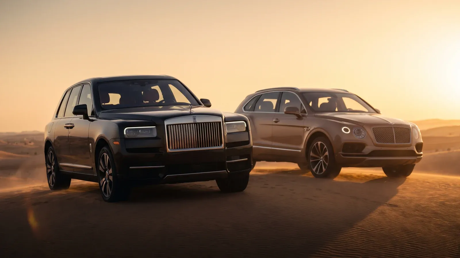 Черный Rolls-Royce Cullinan припаркован рядом с темно-зеленым Bentley Bentayga на Пальме Джумейра во время золотого часа.