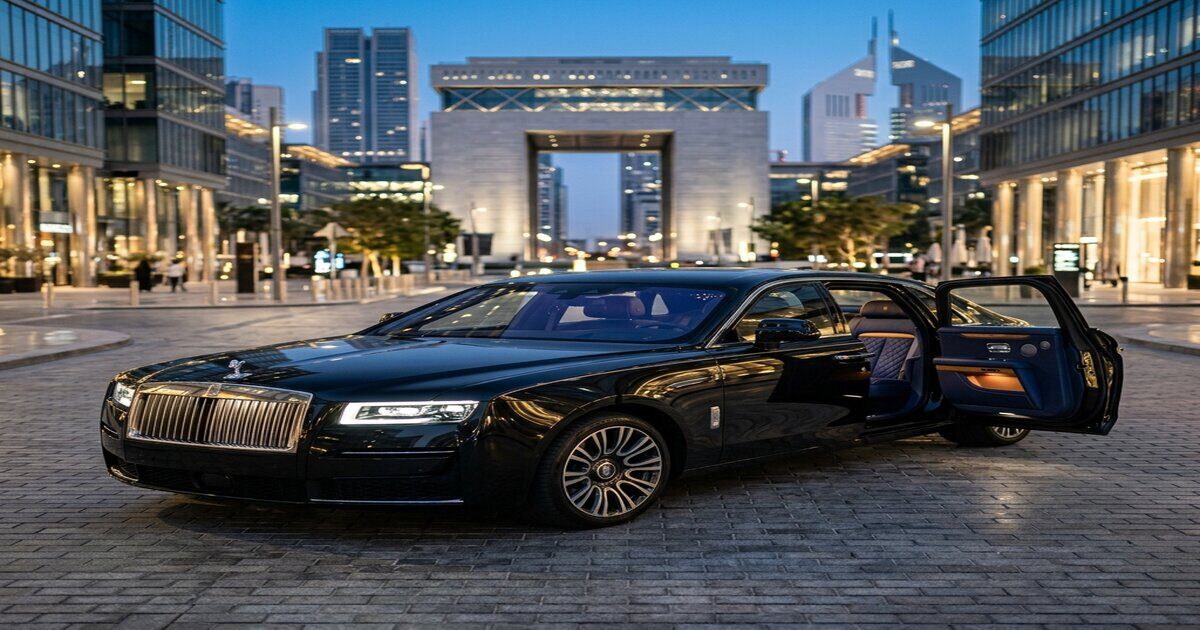 Черный Rolls-Royce Ghost с синим салоном: выбор индивидуальной роскоши в Дубае