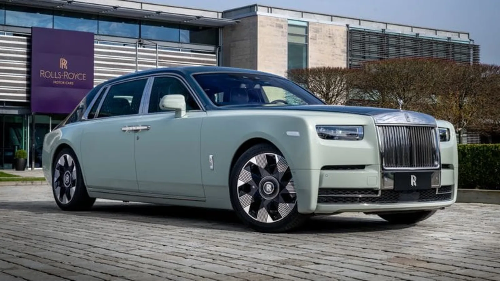 Comparing Rolls-Royce and Maybach luxury interiors in Dubai